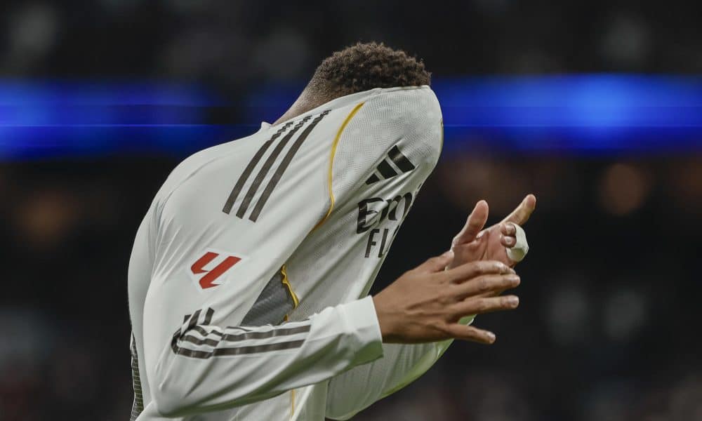 El delantero del Real Madrid Kylian Mbappé se lamenta tras una ocasión fallada, durante el partido de LaLiga de fútbol que Real Madrid y Celta de Vigo disputaron en el estadio Santiago Bernabéu. EFE/Sergio Pérez