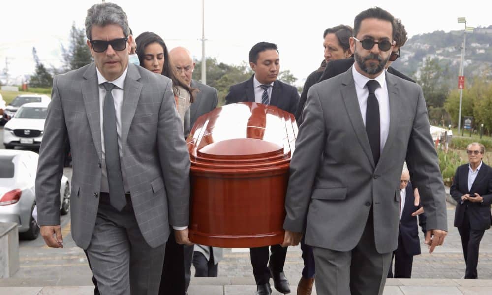 Personas cargan el féretro del expresidente ecuatoriano Rodrigo Borja (1988-1992) este viernes, en Quito (Ecuador). EFE/ Gianna Benalcázar Manzano