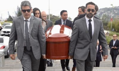 Personas cargan el féretro del expresidente ecuatoriano Rodrigo Borja (1988-1992) este viernes, en Quito (Ecuador). EFE/ Gianna Benalcázar Manzano