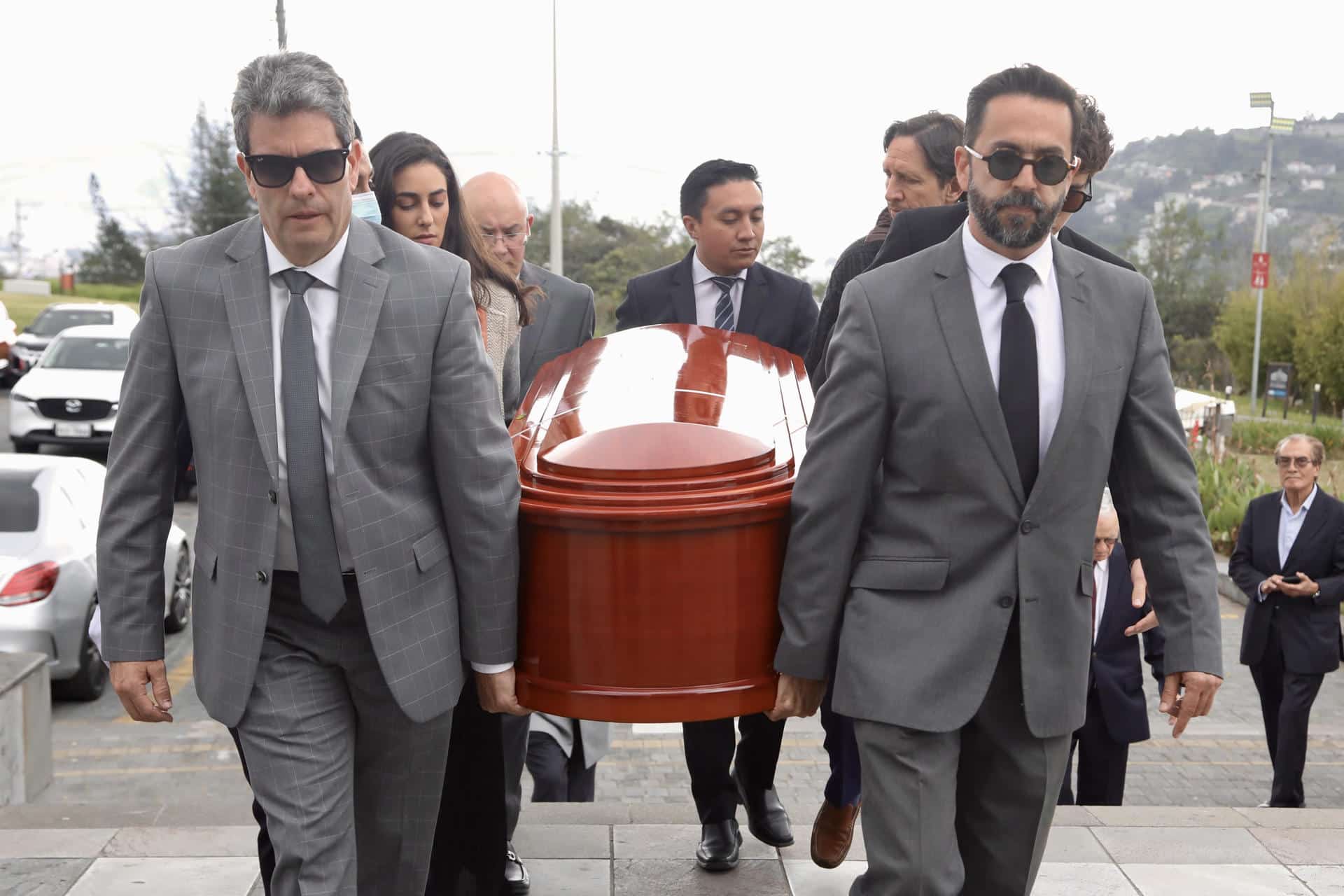 Personas cargan el féretro del expresidente ecuatoriano Rodrigo Borja (1988-1992) este viernes, en Quito (Ecuador). EFE/ Gianna Benalcázar Manzano