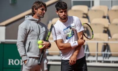 MADRID- Fotografía de archivo del número uno del mundo Carlos Alcaraz (d) y su entrenador Juan Carlos Ferrero, que anunciaron el pasado 17 de diciembre el final de su relación deportiva después de más de siete años. EFE/ Christophe Petit Tesson