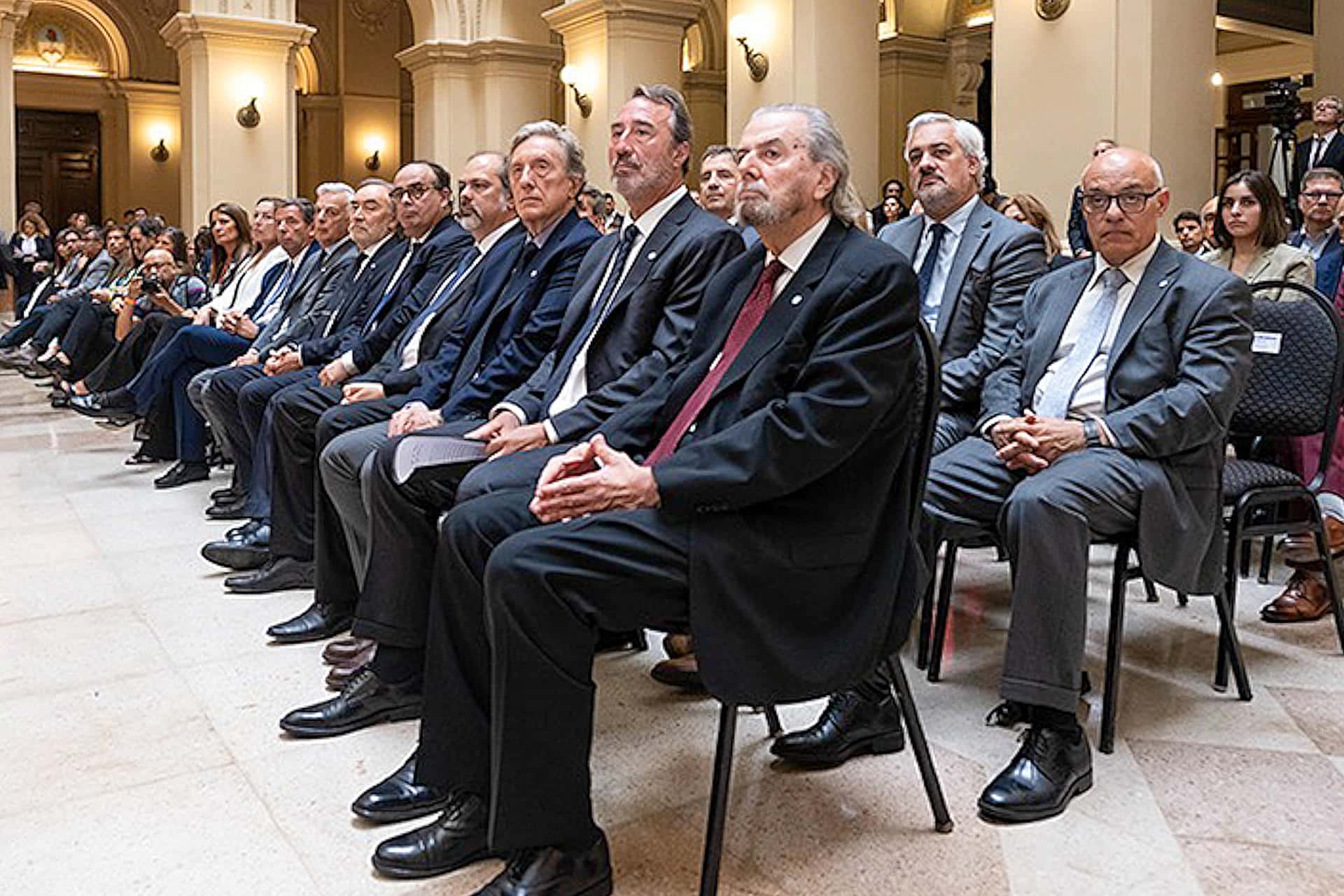 Integrantes de la Corte Suprema y del Consejo de la Magistratura de Argentina participan en la conmemoración del 40.º aniversario de la sentencia del Juicio a las Juntas Militares, este jueves, en el Palacio de Justicia de Buenos Aires (Argentina). EFE/ Corte Suprema de Justicia de La Nación
