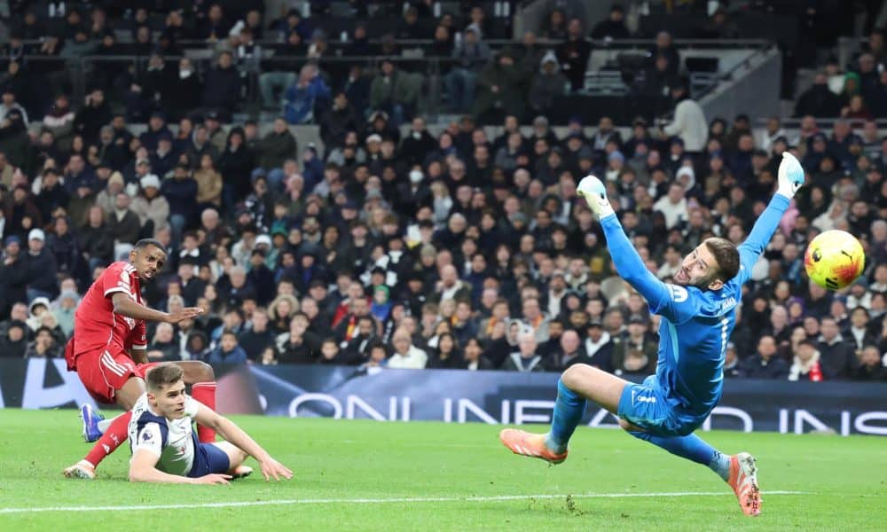El jugador del Liverpoo Alexander Isak (I) logra el 0-1 durante el partido de la Premier League que han jugado Tottenham Hotspur y Liverpool FC, en Londres, Reino Unido. EFE/EPA/NEIL HALL