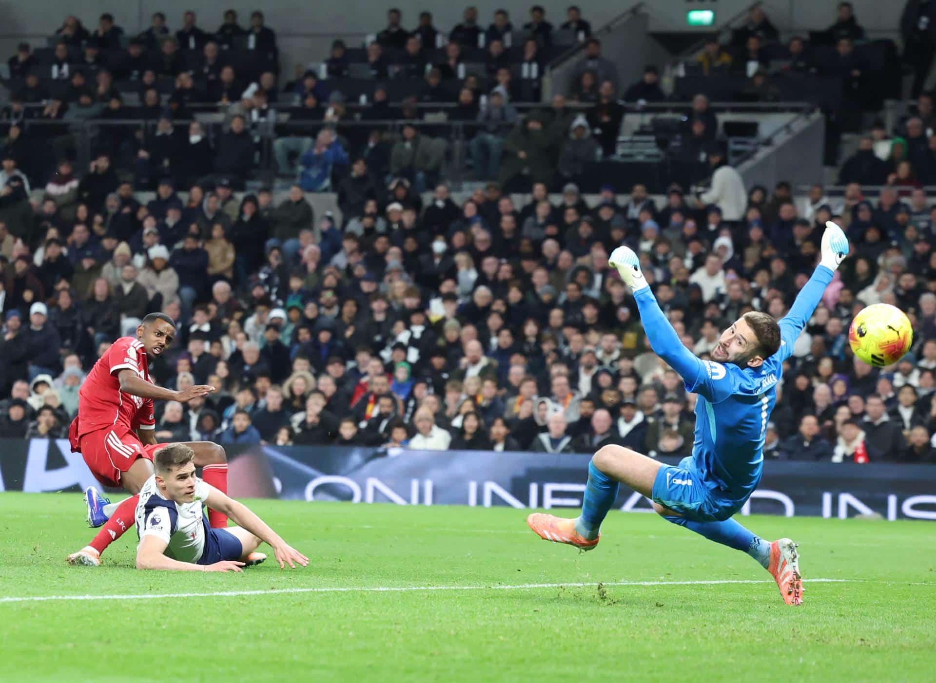 El jugador del Liverpoo Alexander Isak (I) logra el 0-1 durante el partido de la Premier League que han jugado Tottenham Hotspur y Liverpool FC, en Londres, Reino Unido. EFE/EPA/NEIL HALL