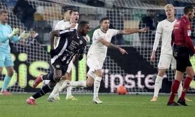 Keinan Davis, tras el gol del Udinese entre las protestas de los jugadores del Lazio. EFE/EPA/GABRIELE MENIS