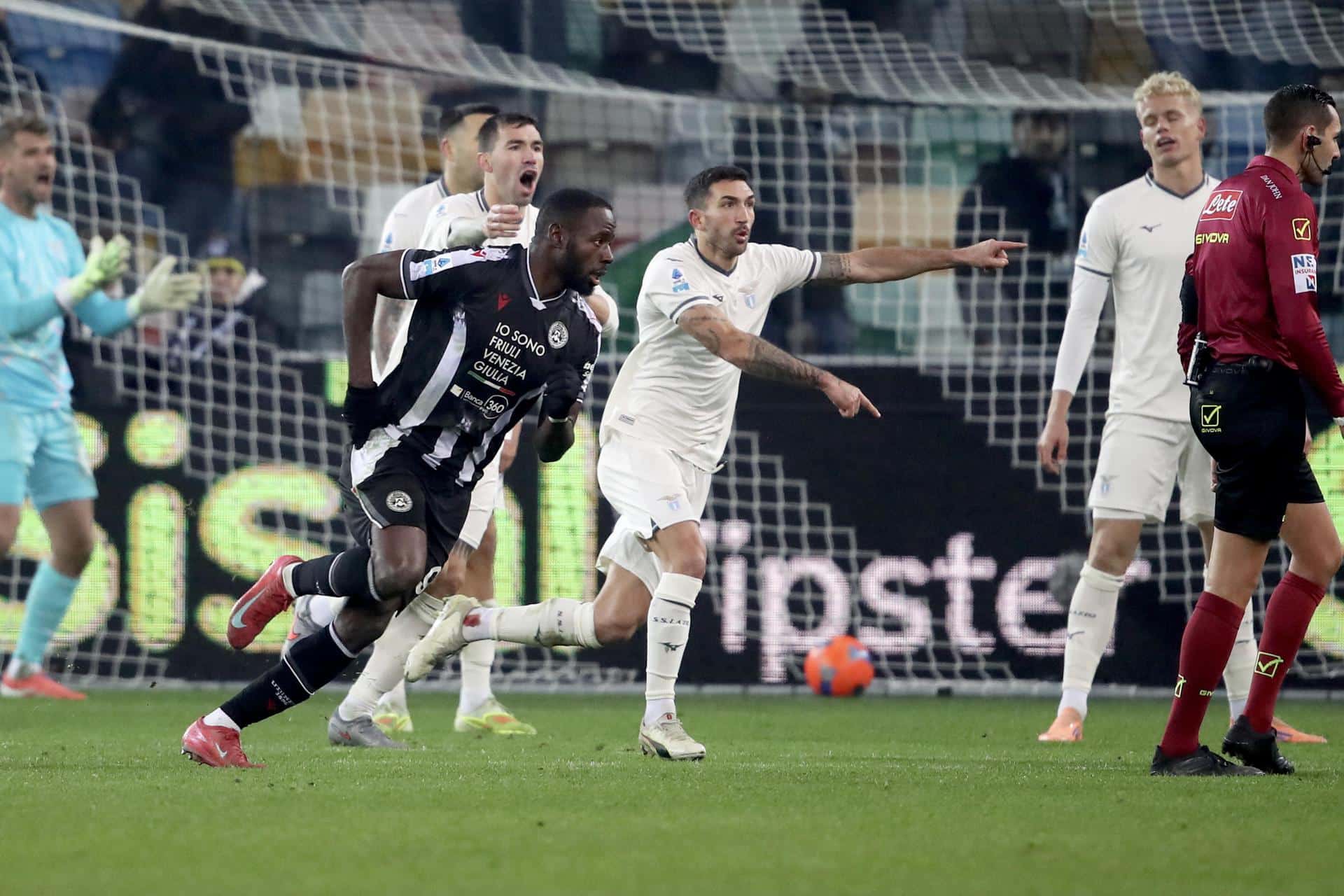 Keinan Davis, tras el gol del Udinese entre las protestas de los jugadores del Lazio. EFE/EPA/GABRIELE MENIS