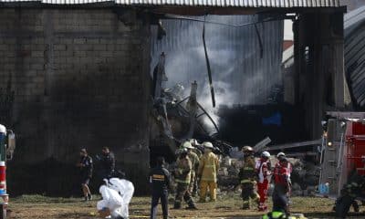 Integrantes de Protección Civil, bomberos y peritos forenses trabajan en la bodega industrial donde cayó una avioneta Cessna Citation 650 este lunes, en el municipio de San Mateo Atenco, en el estado de México (México). EFE/ Felipe Gutiérrez