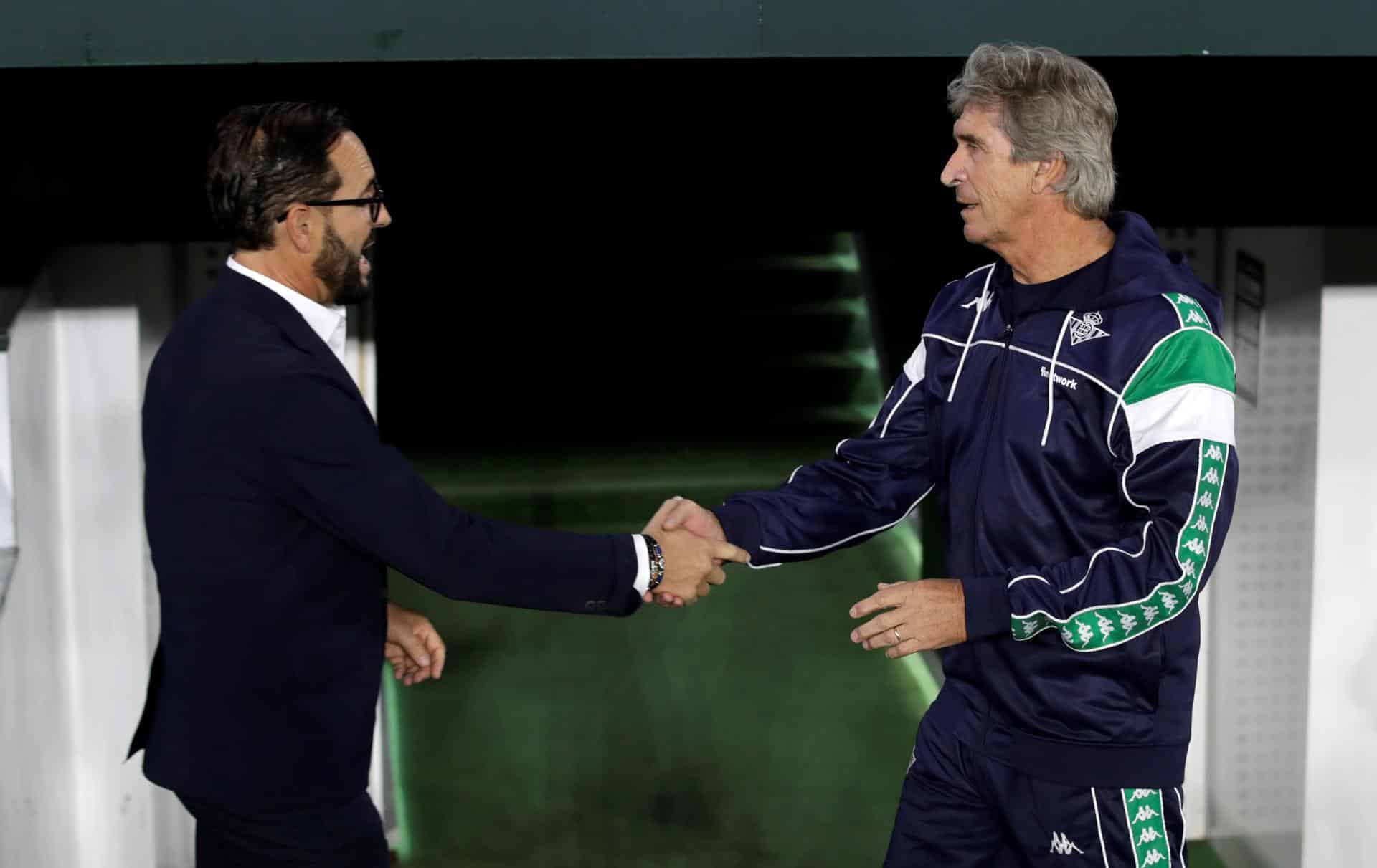 Foto de archivo de los entrenadores del Real Betis, Manuel Pellegrini (d), y del Getafe, José Bordalás. EFE/Julio Muñoz