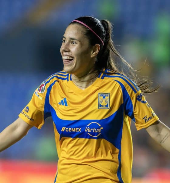 Lizbeth Ovalle de Tigres celebra un gol ante Chivas en foto de archivo de Miguel Sierra. EFE