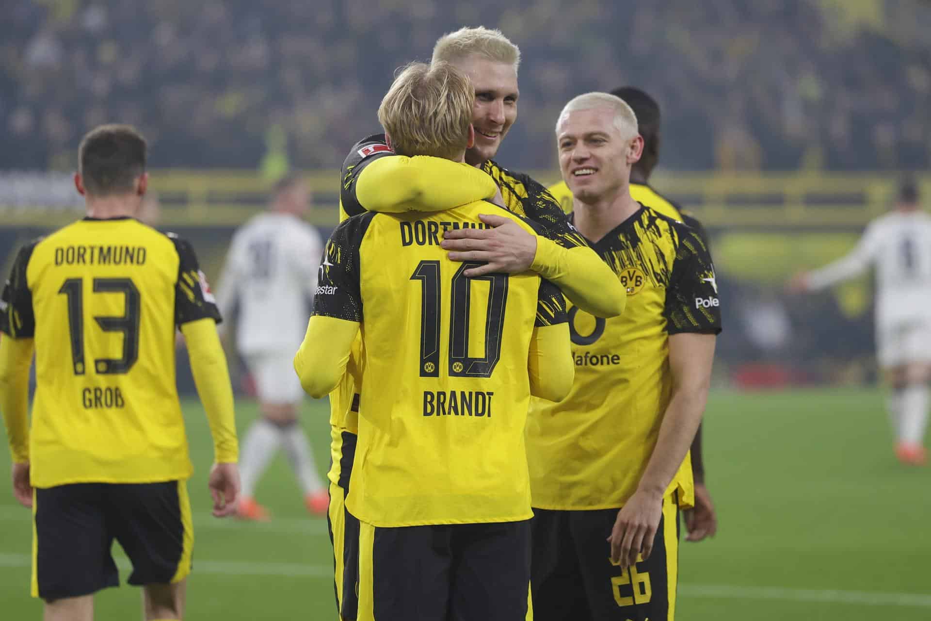 Julian Brandt, del Dortmund, celebra su gol contra el Borussia Moenchengladbach en Dortmund, Alemania. EFE/EPA/CHRISTOPHER