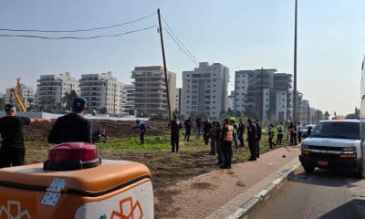 Al menos dos personas murieron y una tercera resultó herida este viernes en un ataque que la Policía israelí califica de "terrorista", después de que un palestino de Cisjordania presuntamente atropellara a un hombre y apuñalara a una joven en la ciudad de Beit Shean, en el norte de Israel. "La investigación preliminar indica que se trata de un ataque terrorista que comenzó en la ciudad de Beit Shean, donde un peatón fue atropellado. Posteriormente, una joven fue apuñalada cerca de la carretera 71", dice un comunicado policial, que añade que el presunto agresor fue disparado por un transeúnte y evacuado al hospital en estado moderado. EFE/ X United Hatzalah***SOLO USO EDITORIAL/SOLO DISPONIBLE PARA ILUSTRAR LA NOTICIA QUE ACOMPAÑA (CRÉDITO OBLIGATORIO)***