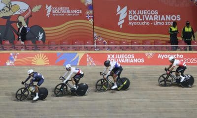 Integrantes de los equipos de Chile, Colombia, Venezuela y Perú compiten en la prueba de relevos de ciclismo de pista durante los vigésimos Juegos Bolivarianos, en Lima (Perú). EFE/ STR