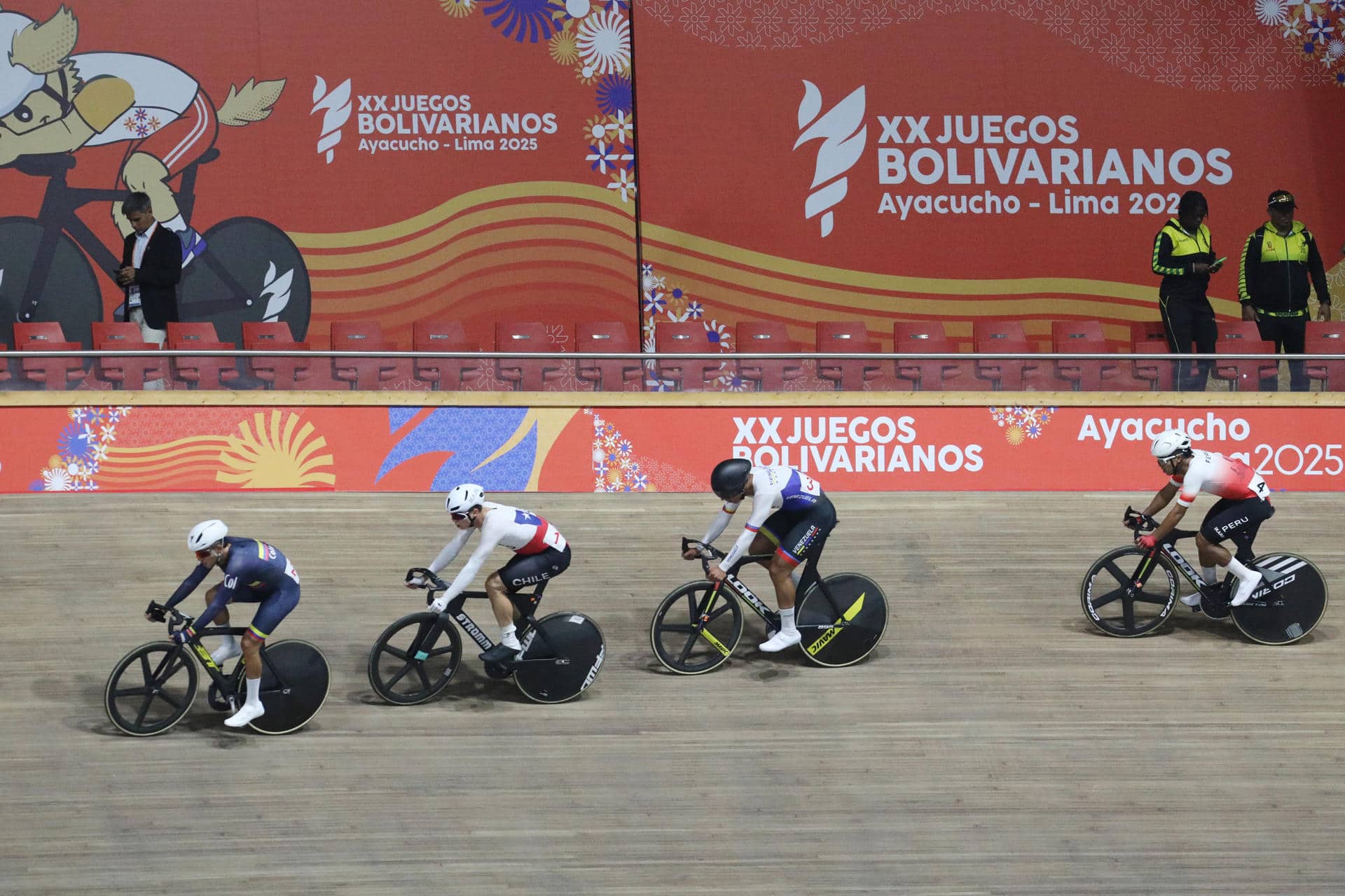 Integrantes de los equipos de Chile, Colombia, Venezuela y Perú compiten en la prueba de relevos de ciclismo de pista durante los vigésimos Juegos Bolivarianos, en Lima (Perú). EFE/ STR