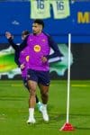 El defensa uruguayo del FC Barcelona, Ronald Araujo, durante el entrenamiento abierto al público de este lunes en el Estadio Johan Cruyff. EFE/ Alejandro García