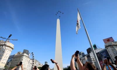 Personas observan aviones F16 de la Fuerza Aérea Argentina sobre el Obelisco este sábado, en Buenos Aires (Argentina). EFE/ Juan Ignacio Roncoroni