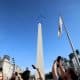 Personas observan aviones F16 de la Fuerza Aérea Argentina sobre el Obelisco este sábado, en Buenos Aires (Argentina). EFE/ Juan Ignacio Roncoroni