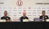El administrador de la U, Franco Velasco (i); el entrenador español Javier Rabanal (c) y el director deportivo, Álvaro Barco (d), participan en una rueda de prensa en Lima (Perú). EFE/ Paolo Aguilar
