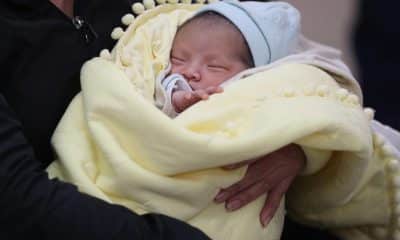 Fotografía que muestra a la bebé Aylin, que nació en el Hospital Cayetano Heredia, este miércoles en Lima (Perú). EFE/Paolo Aguilar