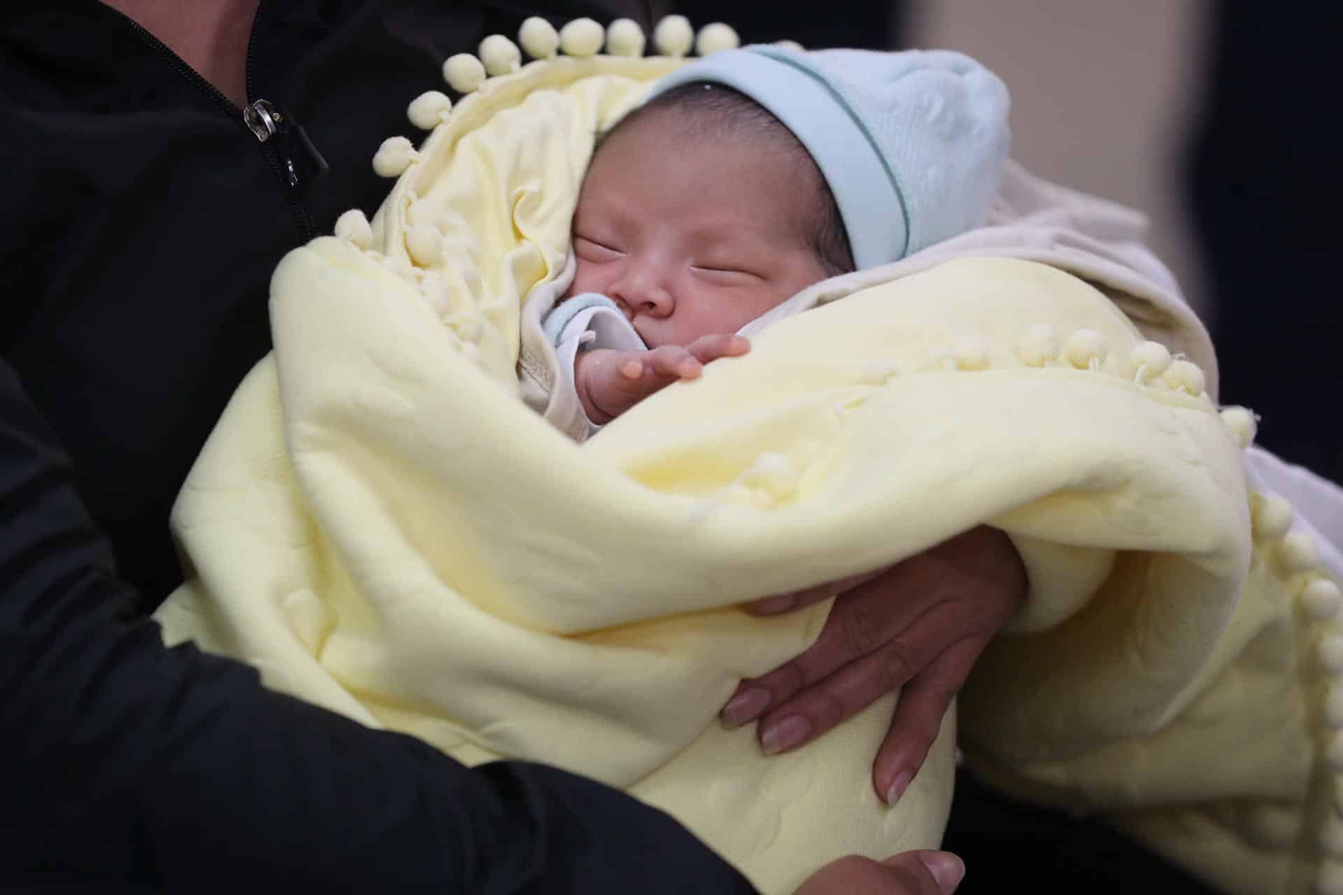 Fotografía que muestra a la bebé Aylin, que nació en el Hospital Cayetano Heredia, este miércoles en Lima (Perú). EFE/Paolo Aguilar