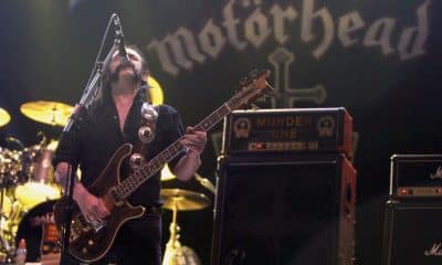 Limmy Klimister, cantante y bajista del grupo inglés Motörhead, durante una actuación en Zaragoza (2009). EFE/Archivo/Javier Cebollada