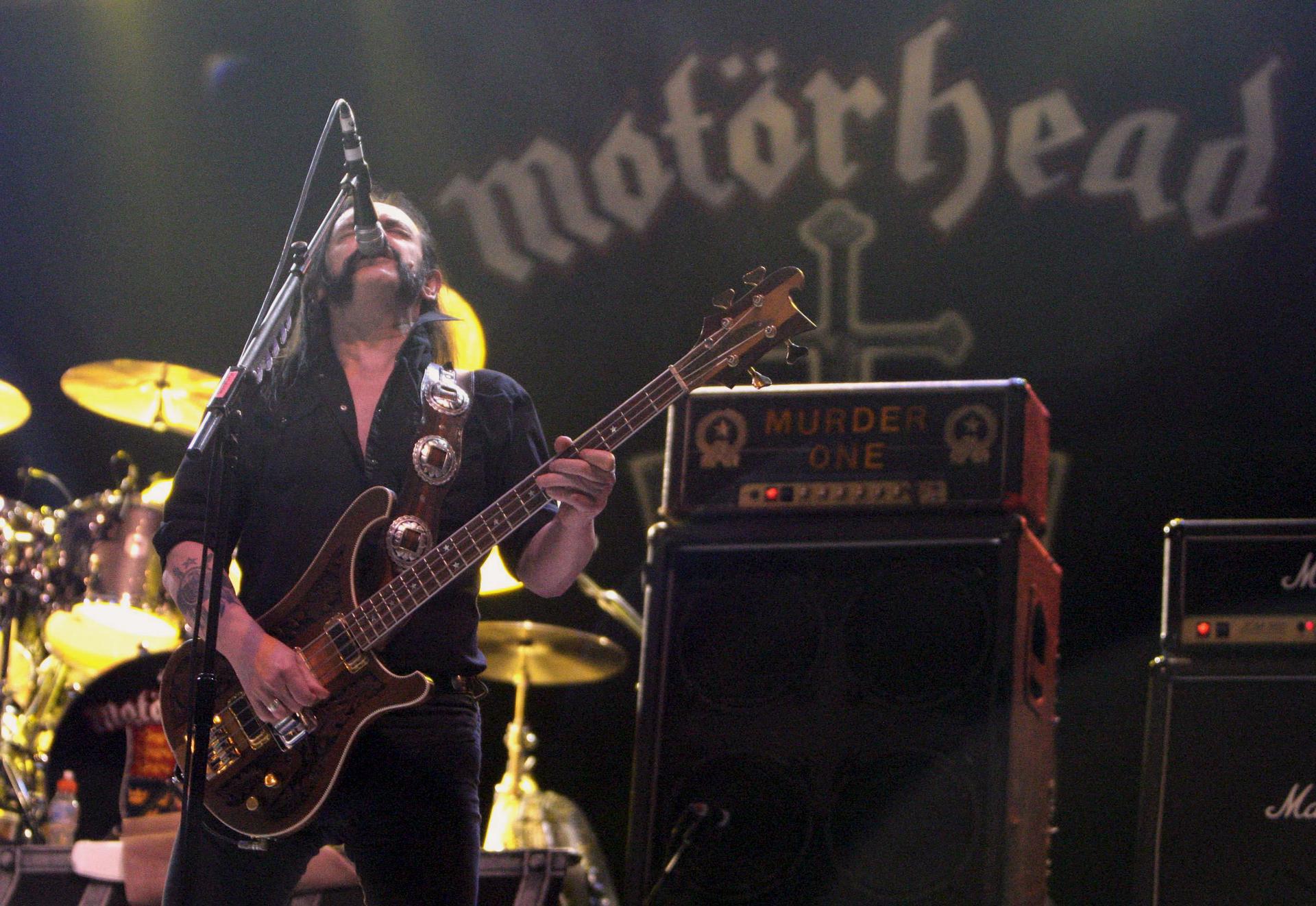 Limmy Klimister, cantante y bajista del grupo inglés Motörhead, durante una actuación en Zaragoza (2009). EFE/Archivo/Javier Cebollada