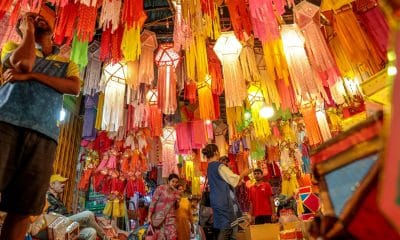 MUMBAI (India), 14/10/2025.- People browse colorful lanterns for sale at a local market ahead of the Diwali festival in Mumbai, India, 14 October 2025. EFE/EPA/DIVYAKANT SOLANKI