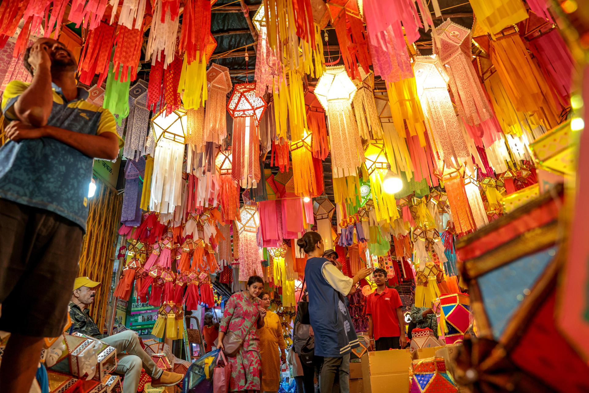 MUMBAI (India), 14/10/2025.- People browse colorful lanterns for sale at a local market ahead of the Diwali festival in Mumbai, India, 14 October 2025. EFE/EPA/DIVYAKANT SOLANKI