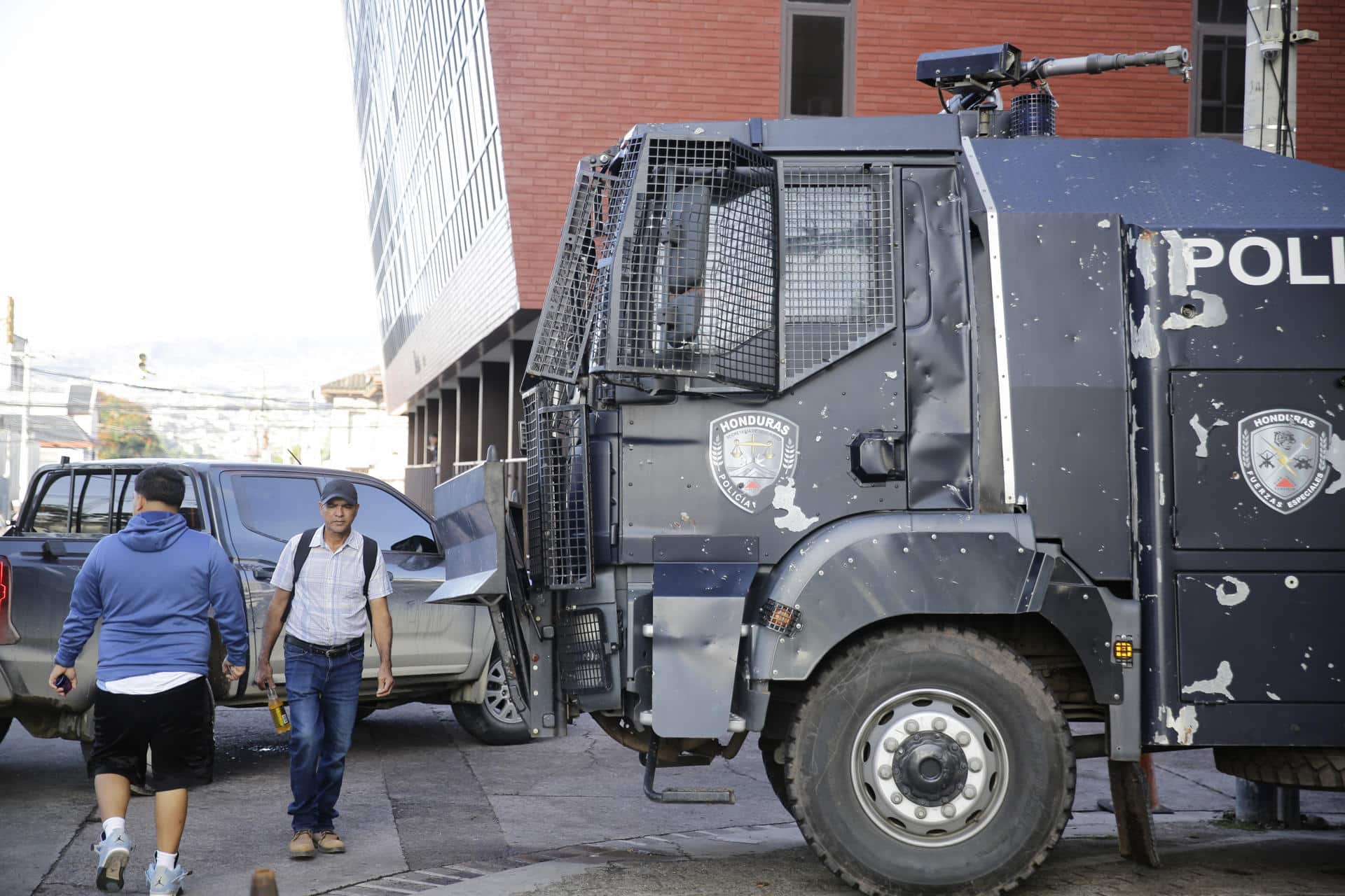 Policías y militares hondureños custodian los predios del hotel donde se proyecta el recuento de los resultados preliminares de las elecciones generales, este miércoles, en Tegucigalpa (Honduras). EFE/ Carlos Lemos
