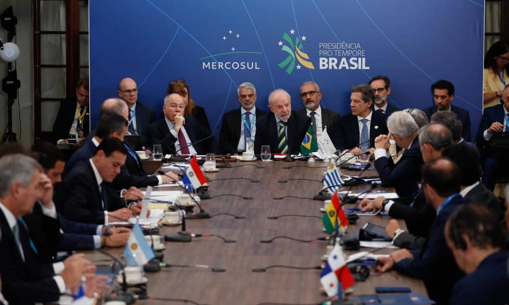 El presidente de Brasil, Luiz Inácio Lula da Silva (c), habla durante la Sesión Plenaria de la Cúpula de Jefes de Estado de los Estados Partes de Mercosur y de los Estados Asociados este sábado, en Foz de Iguazú (Brasil). EFE/ Juan Pablo Pino