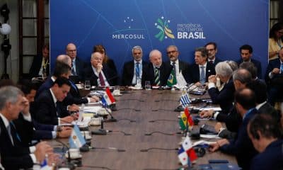 El presidente de Brasil, Luiz Inácio Lula da Silva (c), habla durante la Sesión Plenaria de la Cúpula de Jefes de Estado de los Estados Partes de Mercosur y de los Estados Asociados este sábado, en Foz de Iguazú (Brasil). EFE/ Juan Pablo Pino