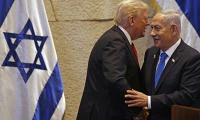 Foto de archivo del presidente de EE.UU., Donald Trump (L), y el primer ministro de Israel, Benjamin Netanyahu, en el parlamento israelí el 13 de octubre de 2025. El líder israelí viaja hacia EE.UU para reunirse con el mandatario estadounidense y hablar sobre su plan de paz para Gaza. EFE/EPA/JALAA MAREY / POOL
 
//////////
 
Jerusalem (Israel), 13/10/2025.- US President Donald Trump (L) speaks with Israel's Prime Minister Benjamin Netanyahu at the Israeli parliament, the Knesset, in Jerusalem, Israel, 13 October 2025. Hamas handed over the 20 surviving Israeli hostages on October 13 under a ceasefire agreement, as the US president and other world leaders geared up for a summit on Gaza. The releases are part of a ceasefire agreement brokered by the US president, with Israel due in return to free nearly 2,000 detainees held in its jails in exchange. (Jerusalén) EFE/EPA/JALAA MAREY / POOL
