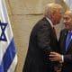 Foto de archivo del presidente de EE.UU., Donald Trump (L), y el primer ministro de Israel, Benjamin Netanyahu, en el parlamento israelí el 13 de octubre de 2025. El líder israelí viaja hacia EE.UU para reunirse con el mandatario estadounidense y hablar sobre su plan de paz para Gaza. EFE/EPA/JALAA MAREY / POOL
 
//////////
 
Jerusalem (Israel), 13/10/2025.- US President Donald Trump (L) speaks with Israel's Prime Minister Benjamin Netanyahu at the Israeli parliament, the Knesset, in Jerusalem, Israel, 13 October 2025. Hamas handed over the 20 surviving Israeli hostages on October 13 under a ceasefire agreement, as the US president and other world leaders geared up for a summit on Gaza. The releases are part of a ceasefire agreement brokered by the US president, with Israel due in return to free nearly 2,000 detainees held in its jails in exchange. (Jerusalén) EFE/EPA/JALAA MAREY / POOL