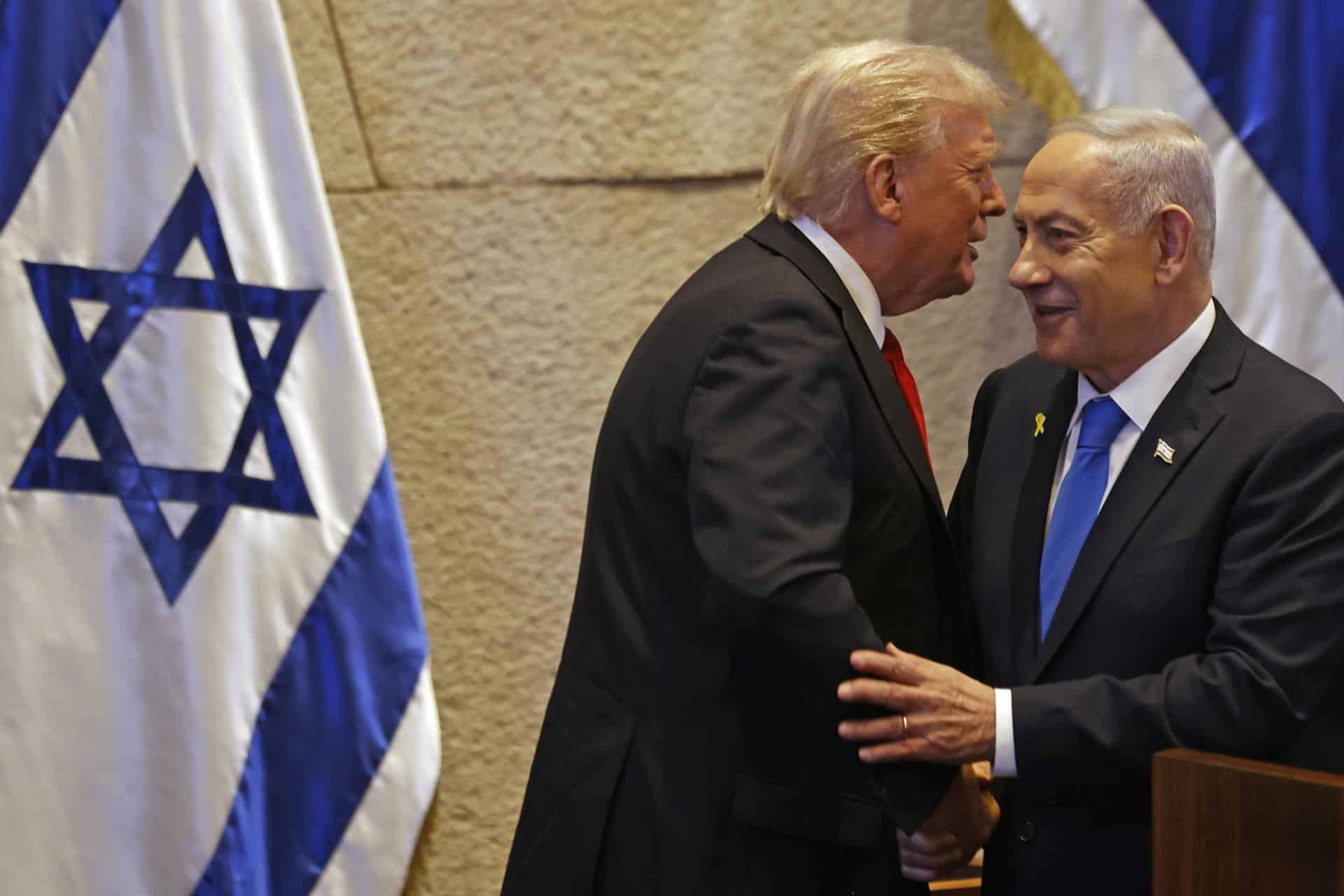 Foto de archivo del presidente de EE.UU., Donald Trump (L), y el primer ministro de Israel, Benjamin Netanyahu, en el parlamento israelí el 13 de octubre de 2025. El líder israelí viaja hacia EE.UU para reunirse con el mandatario estadounidense y hablar sobre su plan de paz para Gaza. EFE/EPA/JALAA MAREY / POOL
 
//////////
 
Jerusalem (Israel), 13/10/2025.- US President Donald Trump (L) speaks with Israel's Prime Minister Benjamin Netanyahu at the Israeli parliament, the Knesset, in Jerusalem, Israel, 13 October 2025. Hamas handed over the 20 surviving Israeli hostages on October 13 under a ceasefire agreement, as the US president and other world leaders geared up for a summit on Gaza. The releases are part of a ceasefire agreement brokered by the US president, with Israel due in return to free nearly 2,000 detainees held in its jails in exchange. (Jerusalén) EFE/EPA/JALAA MAREY / POOL