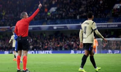 El árbitro Slavko Vincic muestra a Ronald Araujo la cartulina roja en el partido de Liga de campeones frente al Chelsea.EFE/EPA/NEIL HALL