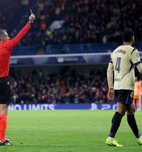 El árbitro Slavko Vincic muestra a Ronald Araujo la cartulina roja en el partido de Liga de campeones frente al Chelsea.EFE/EPA/NEIL HALL