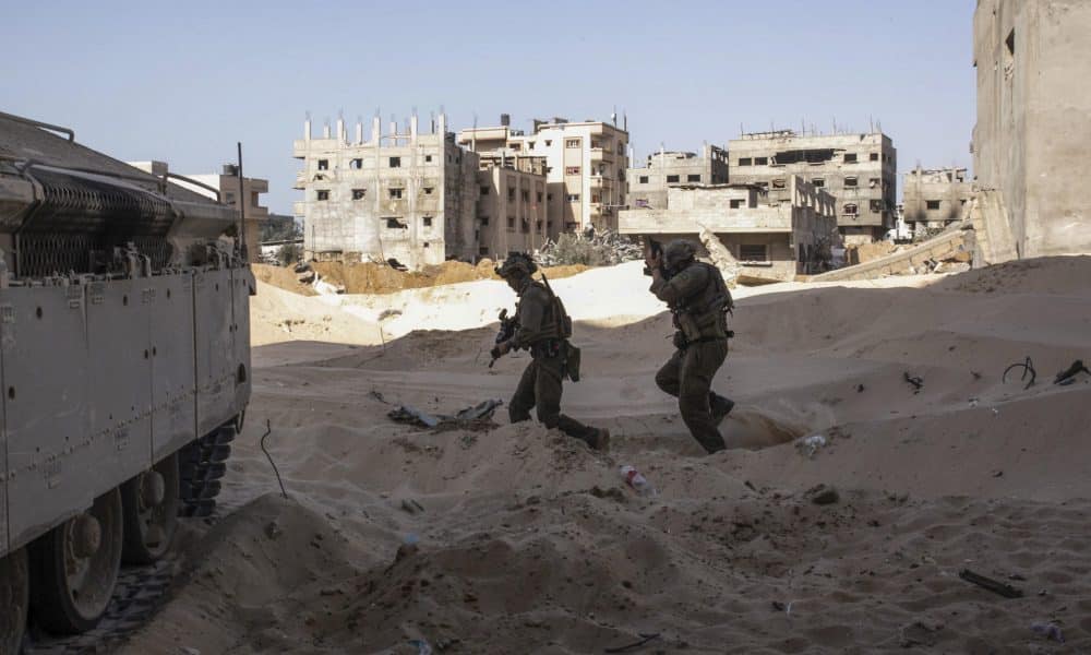 FOTO ARCHIVO. Imagen de soldados y tanques israelíes apostados en la ciudad de Gaza, . EFE/Patricia Martínez-Sastre