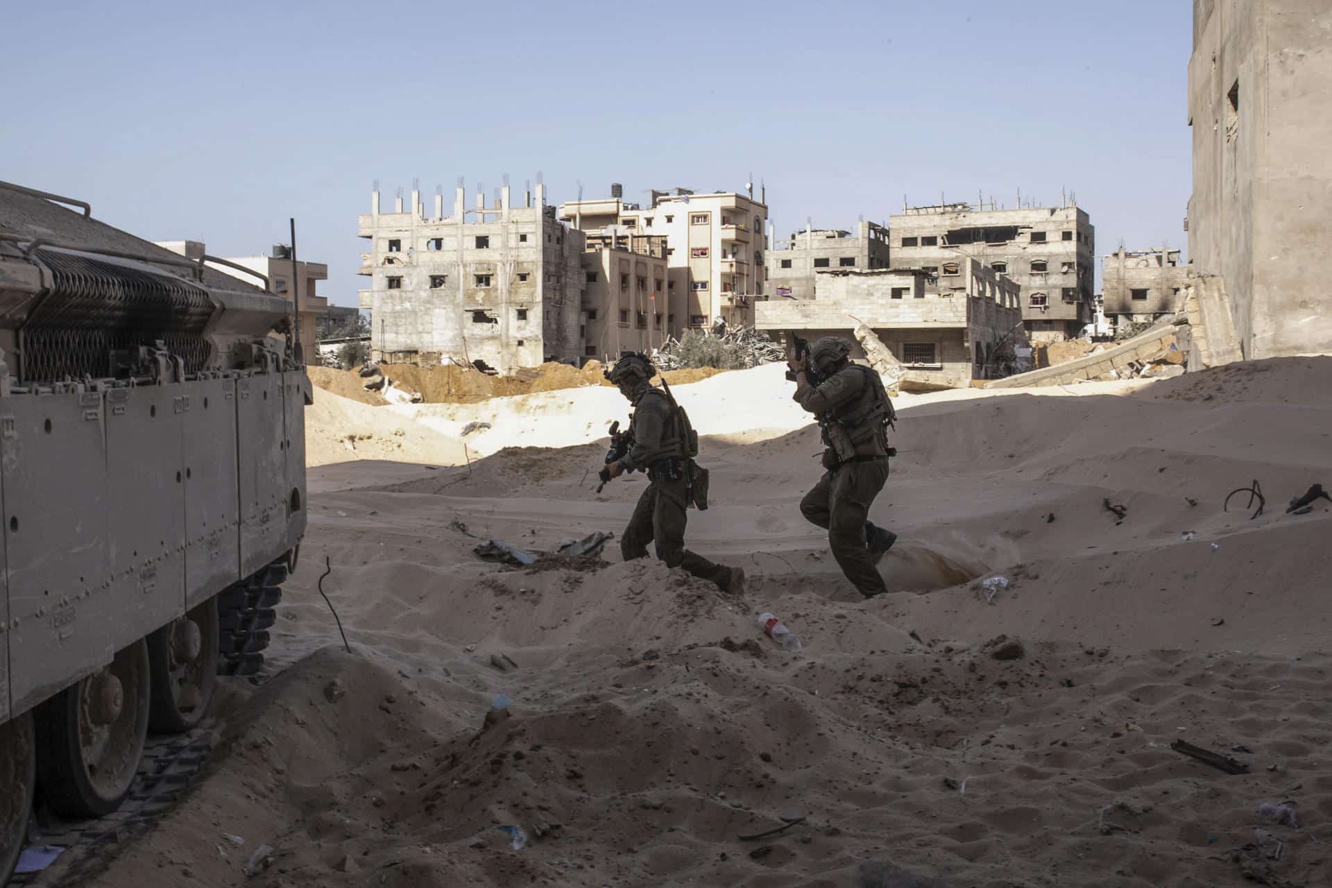 FOTO ARCHIVO. Imagen de soldados y tanques israelíes apostados en la ciudad de Gaza, . EFE/Patricia Martínez-Sastre