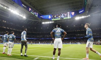 Los jugadores del Real Madrid calientan antes del encuentro de la jornada 17 de LaLiga entre Real Madrid y Sevilla FC celebrado este sábado en el estadio Santiago Bernabéu, en Madrid. EFE/ Javier Lizón