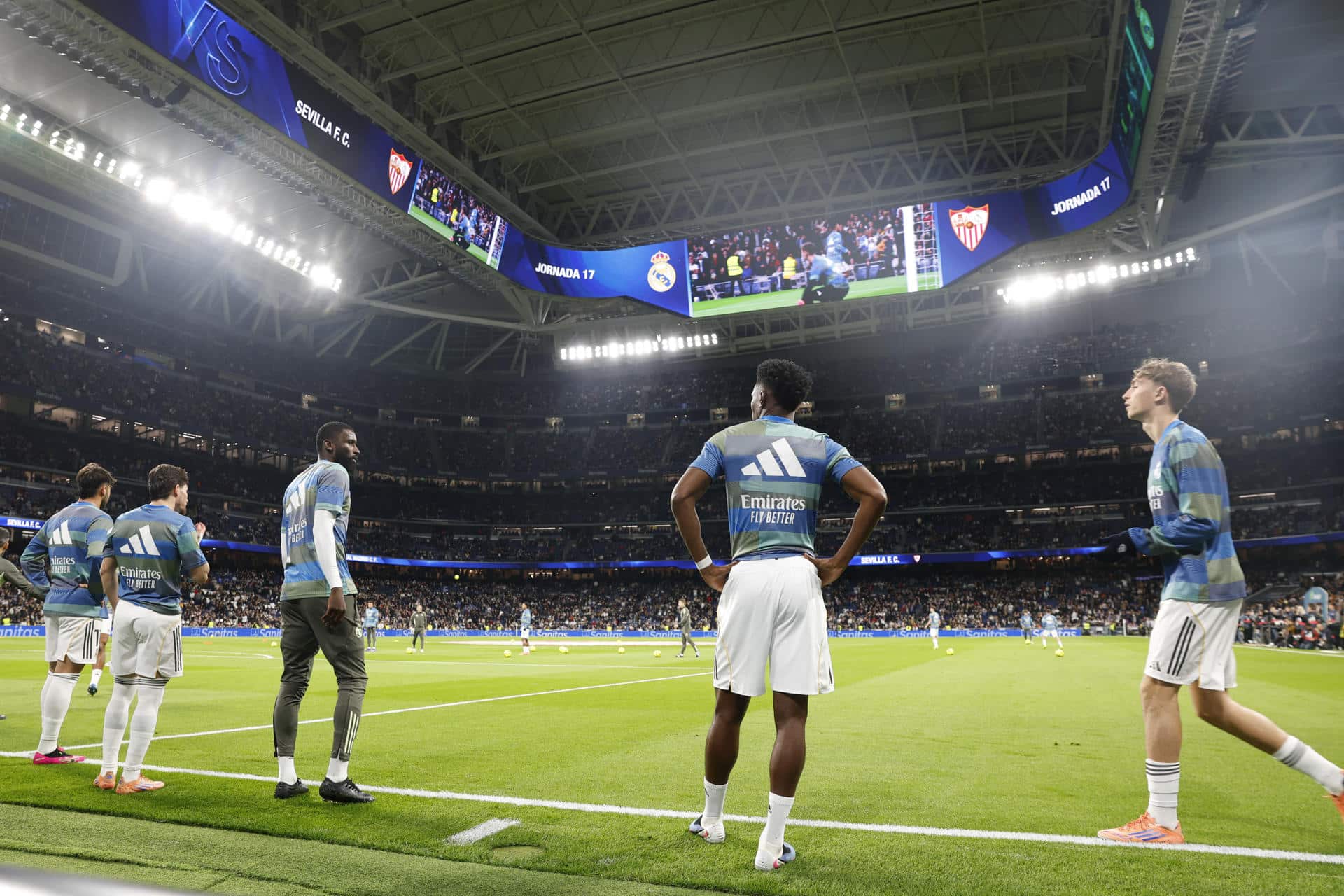 Los jugadores del Real Madrid calientan antes del encuentro de la jornada 17 de LaLiga entre Real Madrid y Sevilla FC celebrado este sábado en el estadio Santiago Bernabéu, en Madrid. EFE/ Javier Lizón