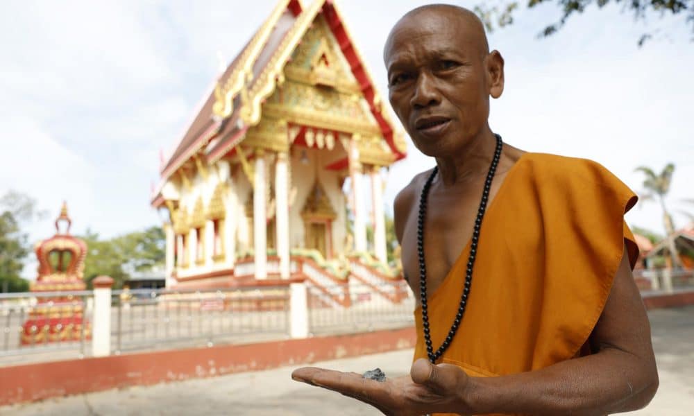 Un monje tailandes sostiene en la mano un trozo de metralla tras los enfrentamientos fronterizos entre Tailandia y Camboya.
EFE/EPA/RUNGROJ YONGRIT