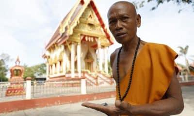 Un monje tailandes sostiene en la mano un trozo de metralla tras los enfrentamientos fronterizos entre Tailandia y Camboya.
EFE/EPA/RUNGROJ YONGRIT