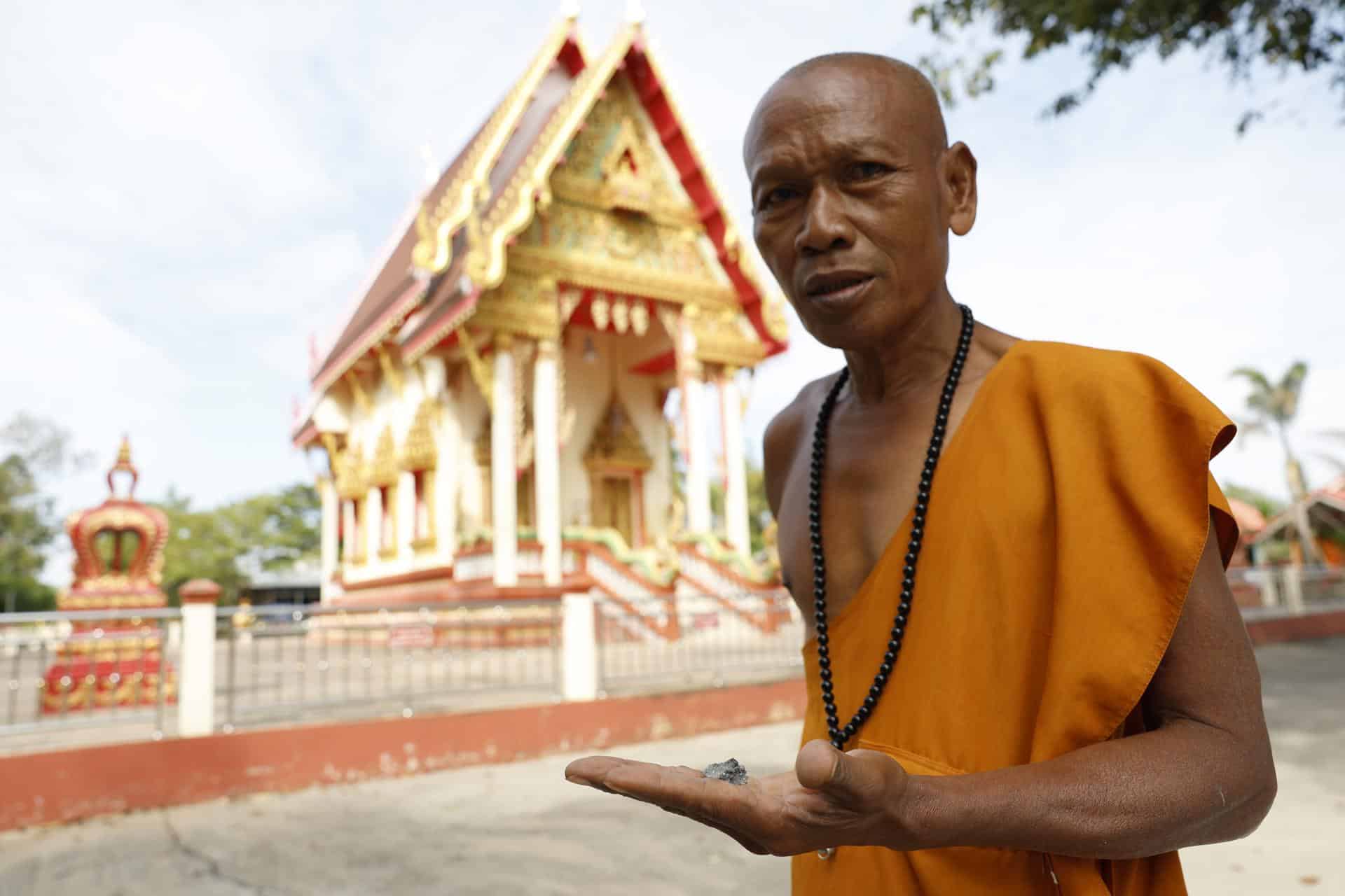 Un monje tailandes sostiene en la mano un trozo de metralla tras los enfrentamientos fronterizos entre Tailandia y Camboya.
EFE/EPA/RUNGROJ YONGRIT