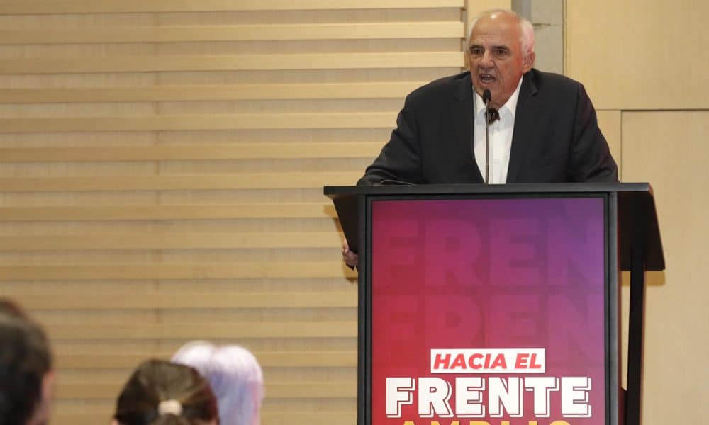 El expresidente de Colombia Ernesto Samper (1994-1998) habla durante el evento ‘Hacia el Frente Amplio: Encuentro Nacional de Fuerzas Progresistas’ este martes, en Bogotá (Colombia). Samper criticó al mandatario estadounidense, Donald Trump, por dar "un trato de criminales" a los migrantes que llegan a ese país e hizo un llamado a que sean tratados como "ciudadanos del mundo". EFE/Carlos Ortega