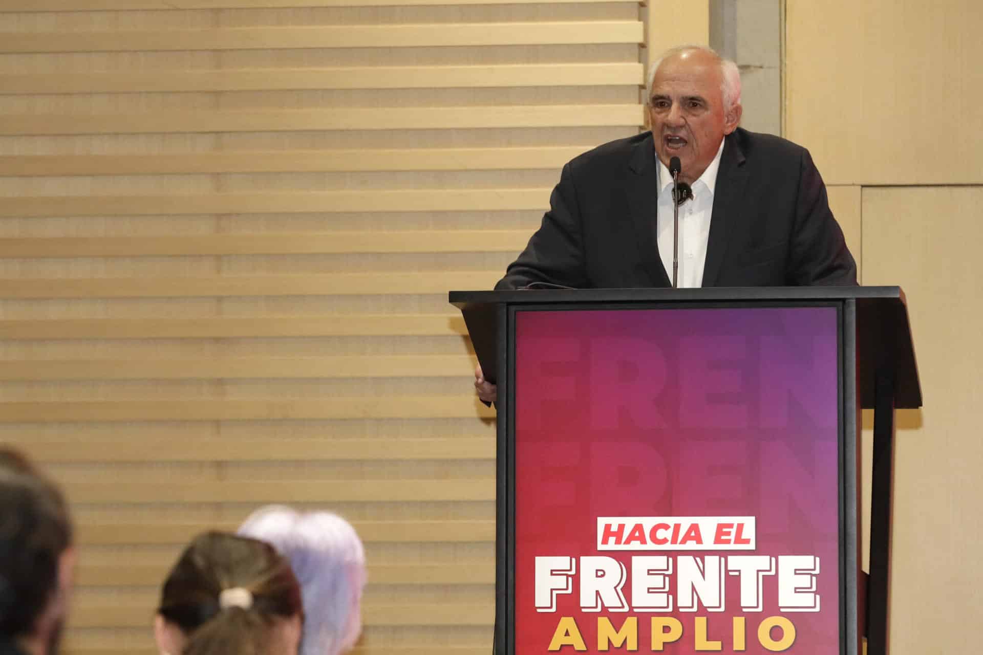El expresidente de Colombia Ernesto Samper (1994-1998) habla durante el evento ‘Hacia el Frente Amplio: Encuentro Nacional de Fuerzas Progresistas’ este martes, en Bogotá (Colombia). Samper criticó al mandatario estadounidense, Donald Trump, por dar "un trato de criminales" a los migrantes que llegan a ese país e hizo un llamado a que sean tratados como "ciudadanos del mundo". EFE/Carlos Ortega