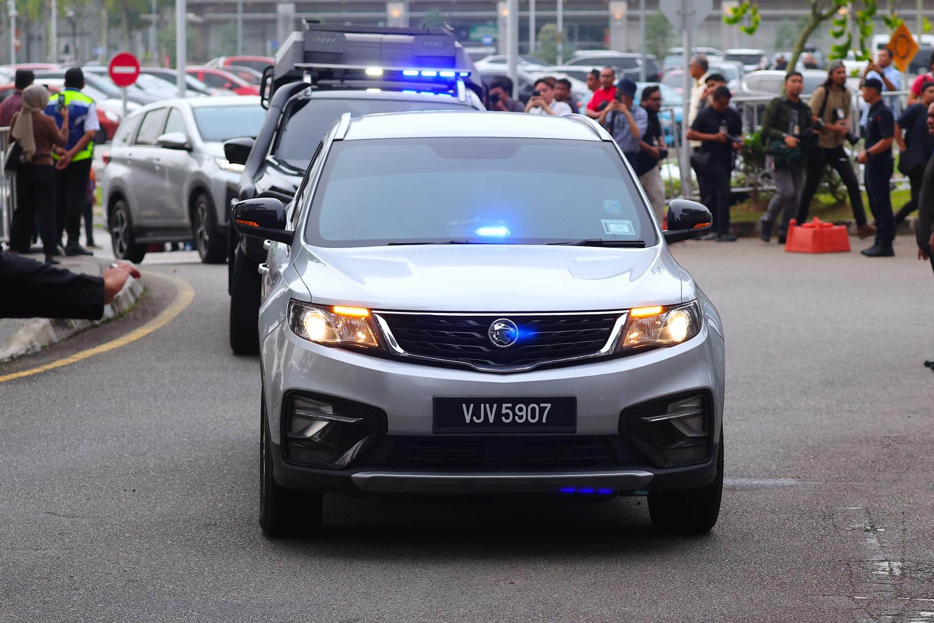 El convoy de vehículos que traslada al ex primer ministro malasio najib Razak hasta el tribunal de Kuala Lumpur que le juzga. 
EFE/EPA/FAZRY ISMAIL