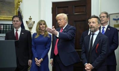 El presidente de Estados Unidos, Donald J. Trump (C), habla con los medios de comunicación después de anunciar que Michael y Susan Dell (I) han prometido una suma histórica de 6.250 millones de dólares estadounidenses para crear "cuentas Trump" para niños, en la Sala Roosevelt de la Casa Blanca en Washington, DC, EE.UU., el 2 de diciembre de 2025. EFE/EPA/YURI GRIPAS / POOL