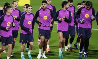 El defensa uruguayo del FC Barcelona, Ronald Araujo (c), junto a sus compañeros durante el entrenamiento abierto al público de este lunes en el Estadio Johan Cruyff. EFE/ Alejandro García