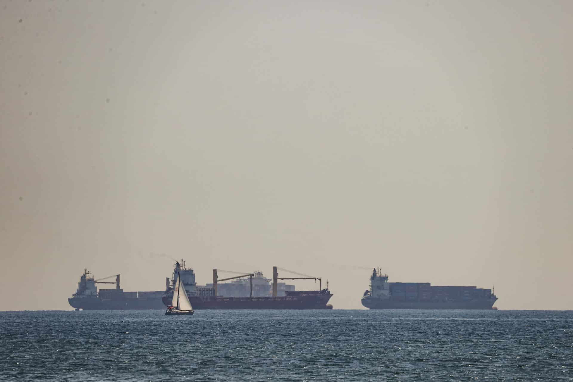 Bbarcos mercantes y portacontenedores fondeados junto a la bocana del puerto de Valencia, en una imagen de archivo. EFE/Manuel Bruque