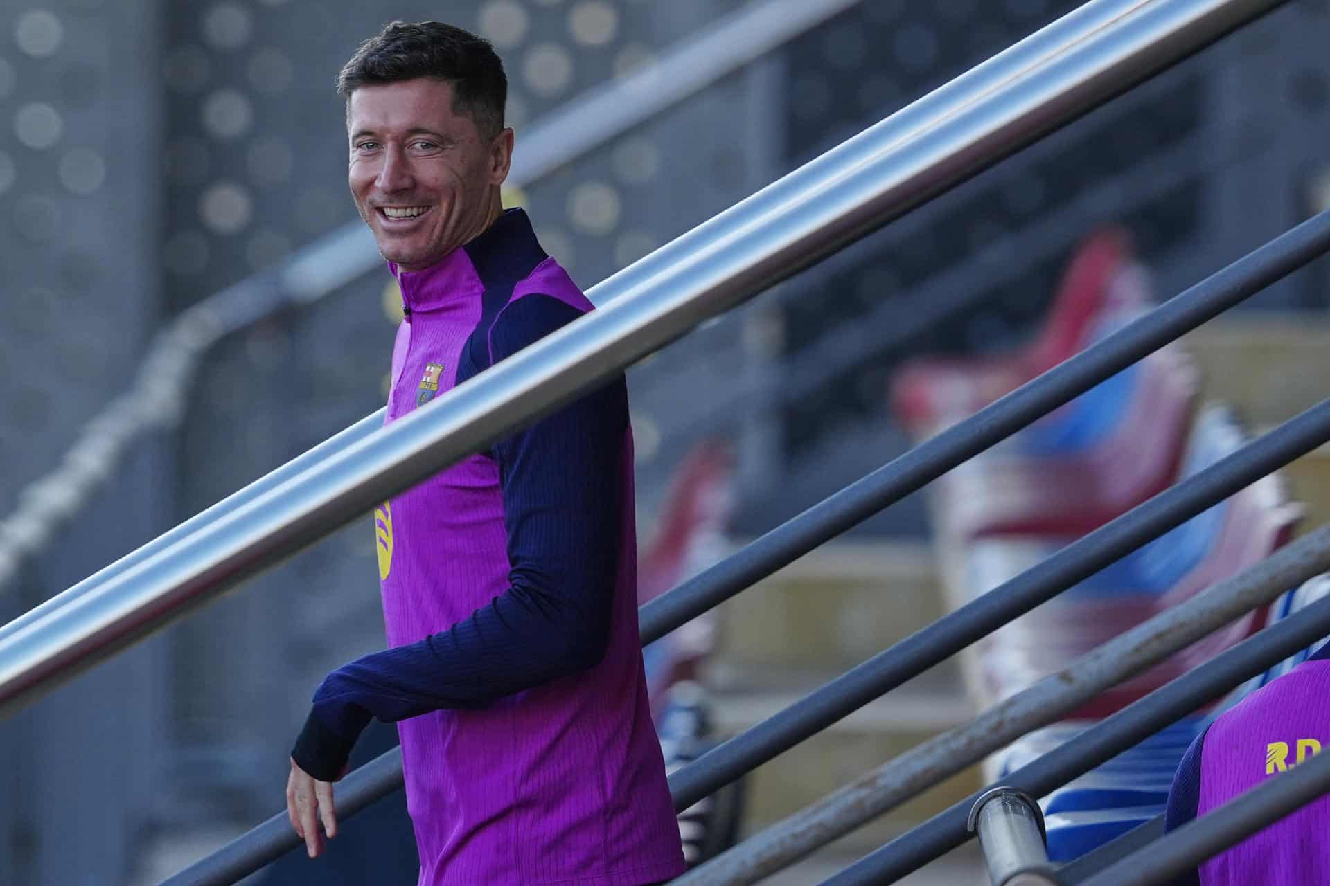 Fotografía de archivo del jugador del FC Barcelona Robert Lewandowski durante un entrenamiento. EFE/Alejandro García