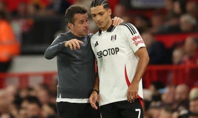 El técnico del Fulham Marco Silva (I) habla con el jugador Raul Jimenez en foto de archivo de ADAM VAUGHAN. EFE/EPA EDITORIAL USE ONLY. No use with unauthorized audio, video, data, fixture lists, club/league logos, 'live'